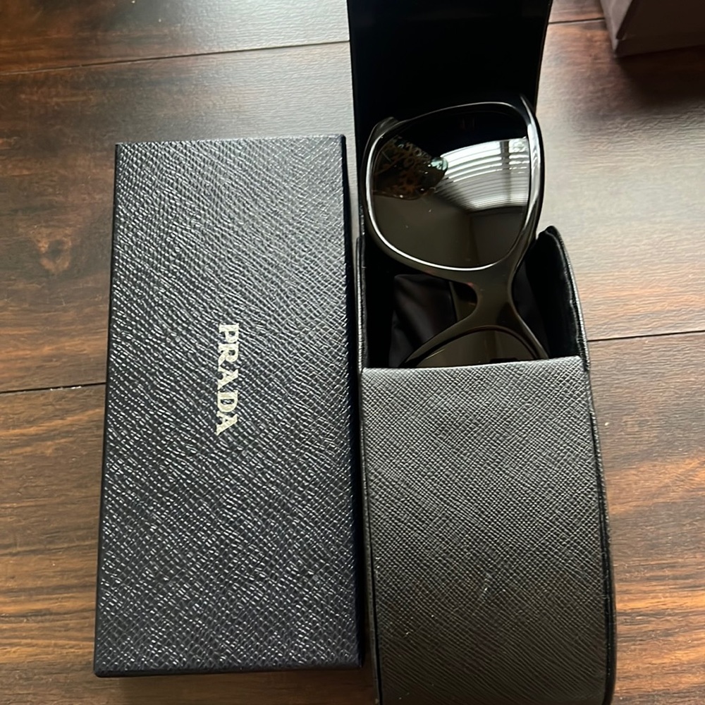 Dark brown woman, Prada, sunglasses